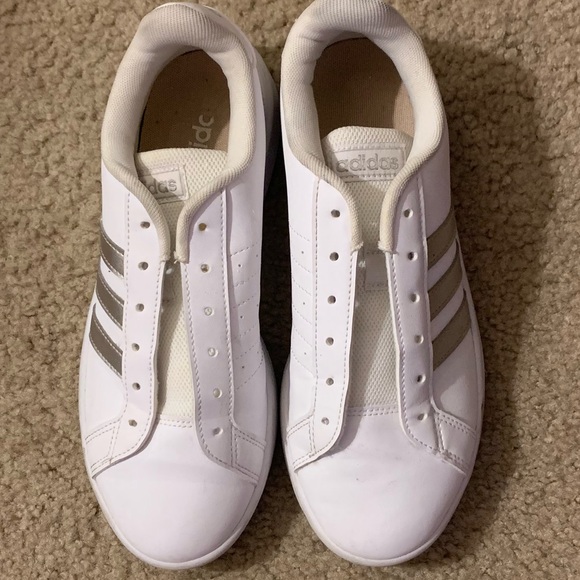 White Adidas sneakers with gold stripes - Picture 3 of 3